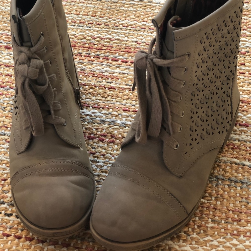 Girls boots